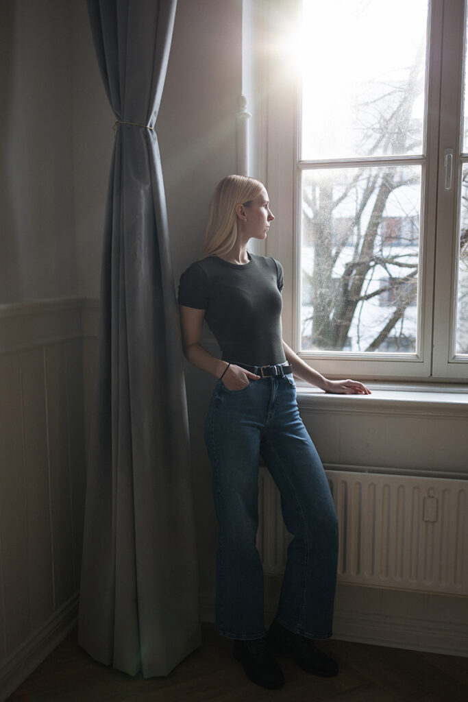 Authentische People Fotografie in Hamburg – Porträt einer Frau im Studio in Hamburg Altona von Alina Levina