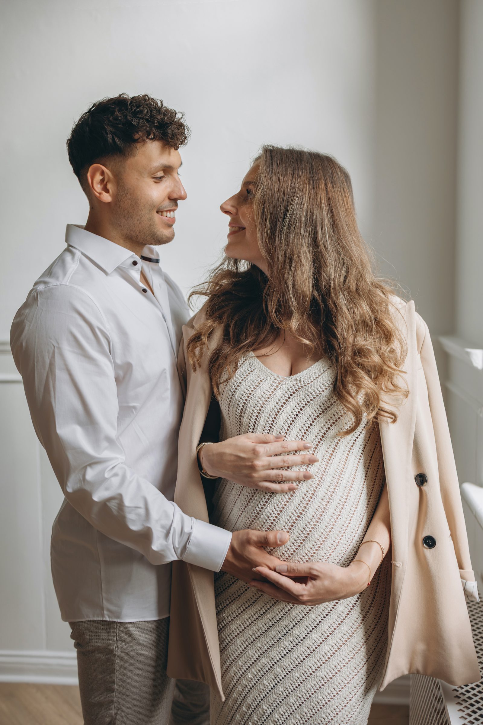 Babybauchshooting mit Partner im Fotostudio Hamburg, beide Hände auf dem Bauch